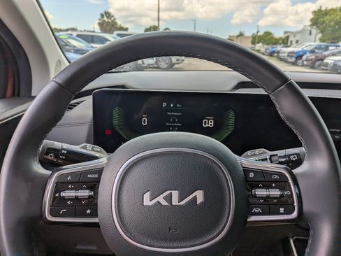 Used 2025 Kia Carnival FWD image 30