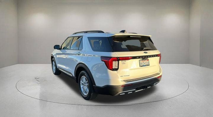Certified 2025 Ford Explorer Active w/ Active Comfort Package RWD image 4