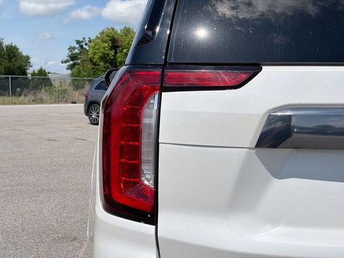 Used 2024 GMC Yukon AT4 w/ Technology Package AWD/4WD image 10
