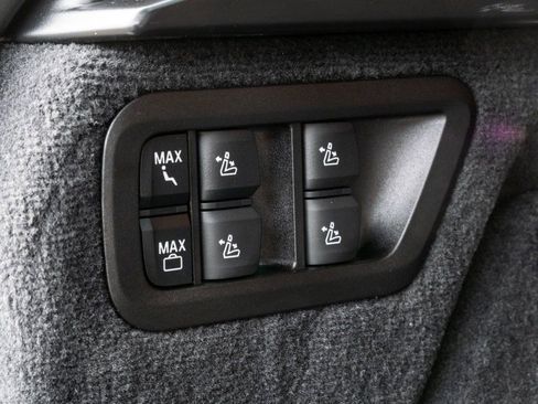 Used 2025 BMW X7 M60i image 32