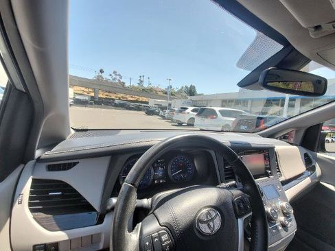 Used 2019 Toyota Sienna XLE FWD image 10