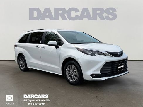Used 2025 Toyota Sienna XLE AWD/4WD image 1