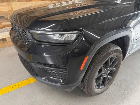 Used 2025 Jeep Grand Cherokee Altitude AWD/4WD image 3
