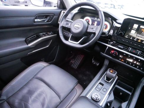 Certified 2025 Nissan Pathfinder Platinum w/ Cargo Package image 9