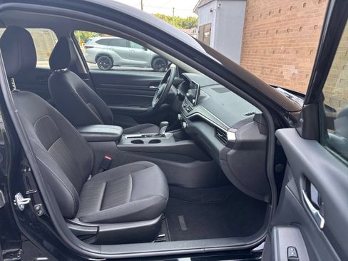 Used 2025 Nissan Altima 2.5 SV FWD image 36