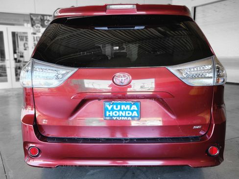 Used 2018 Toyota Sienna SE FWD image 6