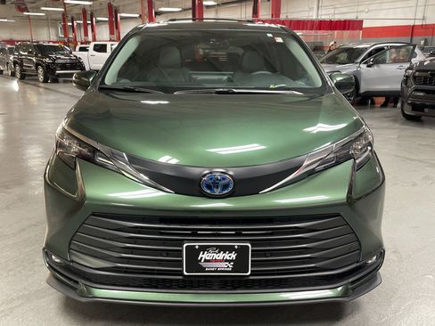 Used 2025 Toyota Sienna XLE image 3