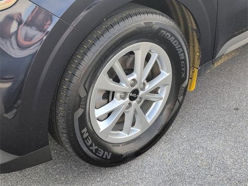 Used 2023 Kia Carnival LX image 31