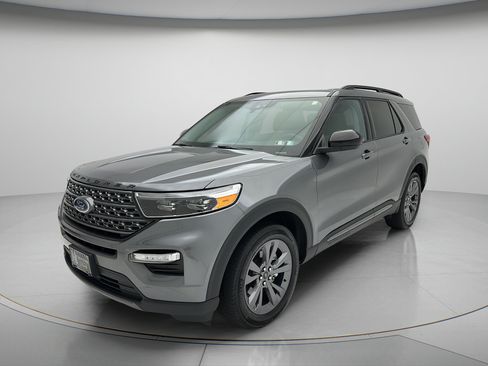 Used 2024 Ford Explorer XLT w/ Equipment Group 202A AWD/4WD image 3