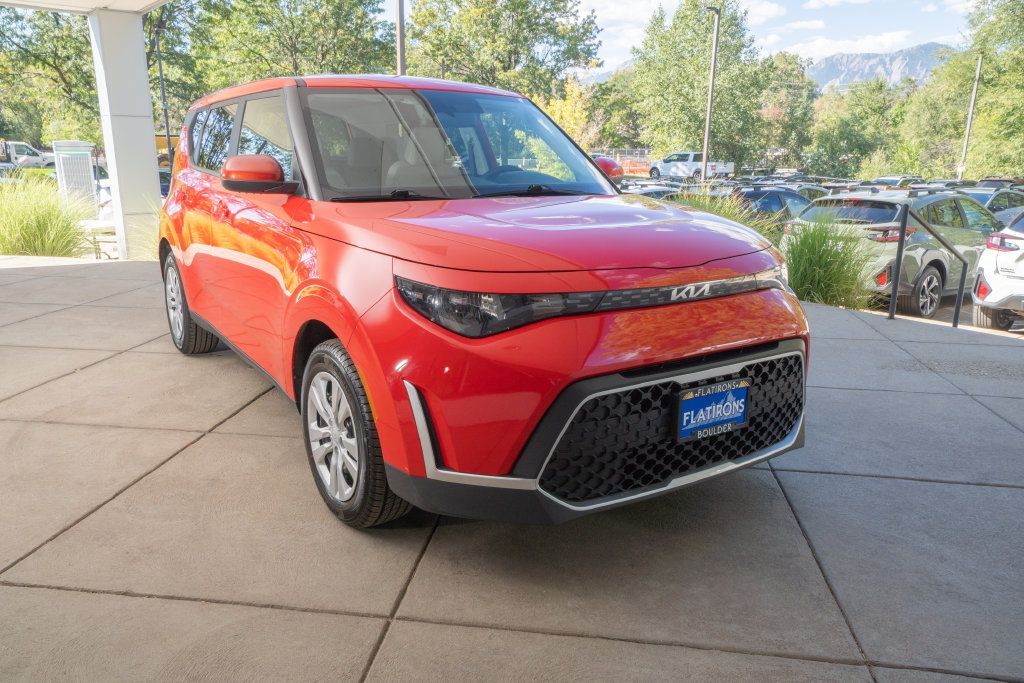 Used 2023 Kia Soul LX FWD image 2