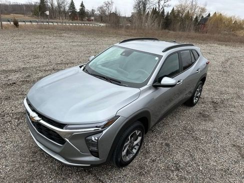 Used 2025 Chevrolet Trax LT FWD image 11