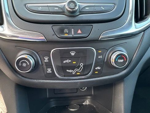 Used 2022 Chevrolet Equinox LT FWD image 17