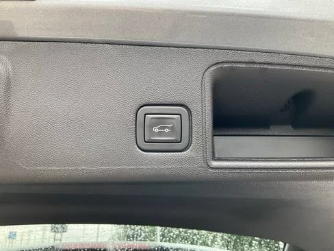 Used 2024 GMC Terrain SLT AWD/4WD image 18