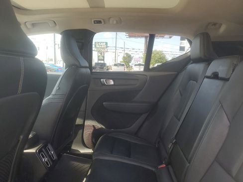 Used 2019 Volvo XC40 T4 Momentum FWD image 12