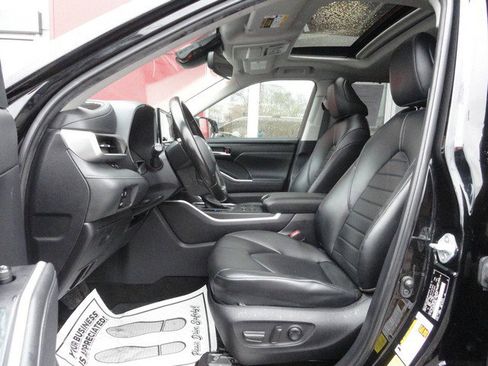 Used 2023 Toyota Highlander XLE AWD/4WD image 10