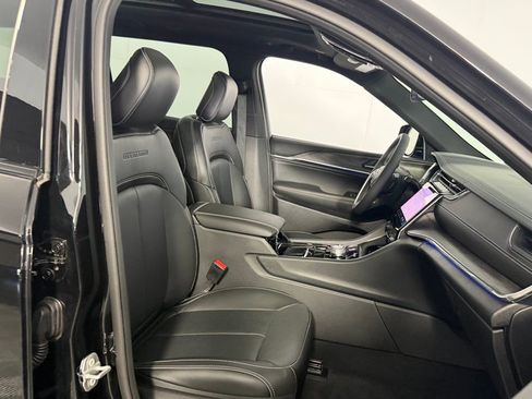 Used 2025 Jeep Grand Cherokee L Overland w/ Trailer Tow Package image 31