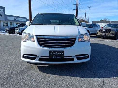 Used 2016 Chrysler Town & Country Touring w/ Driver Convenience Group image 2
