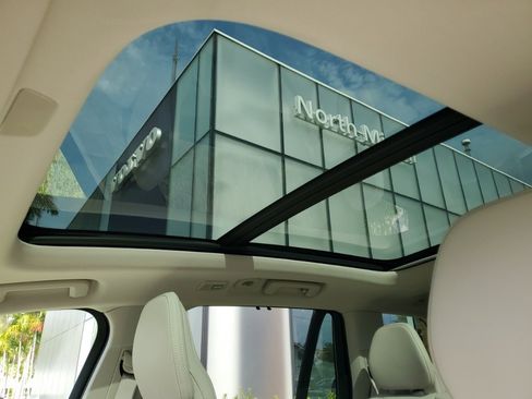 Certified 2024 Volvo XC90 B6 Ultimate w/ Protection Package Premier image 6