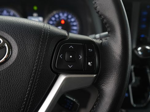 Used 2015 Toyota Sienna XLE image 28