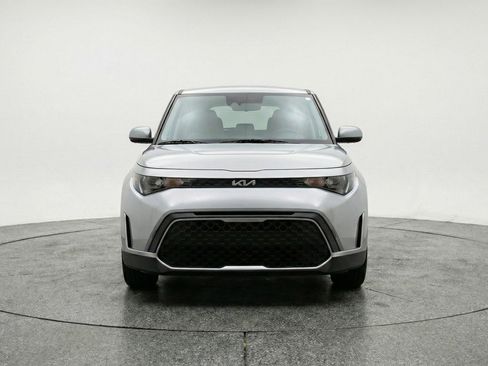 Used 2025 Kia Soul LX w/ LX Technology Package FWD image 2
