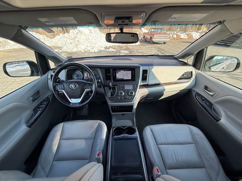 Used 2015 Toyota Sienna XLE w/ XLE Navigation Package image 23