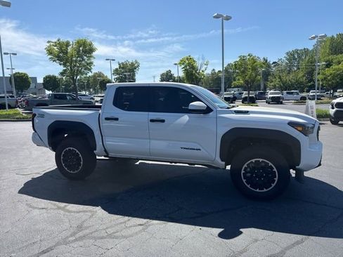 Used 2025 Toyota Tacoma TRD Off-Road image 5
