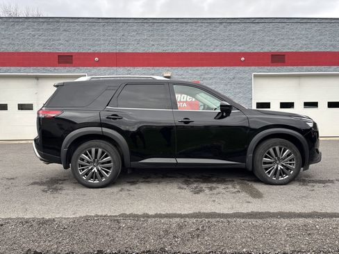 Used 2025 Nissan Pathfinder SL w/ SL Premium Package image 2