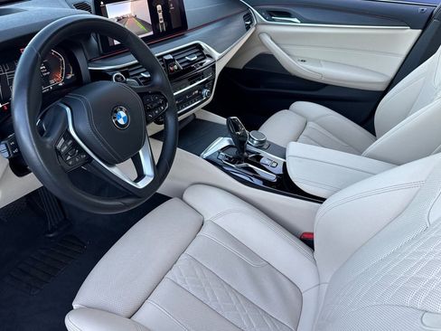 Used 2023 BMW 530i w/ Premium Package image 4