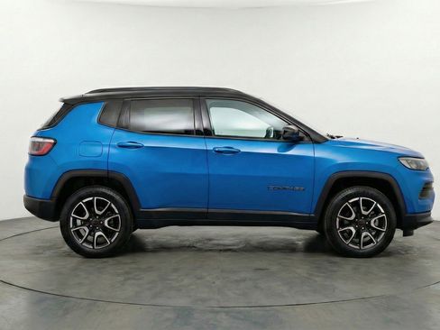 Used 2025 Jeep Compass Trailhawk image 11