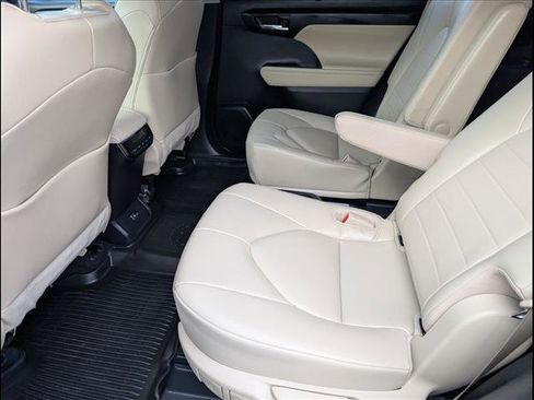 Used 2023 Toyota Highlander XLE image 11