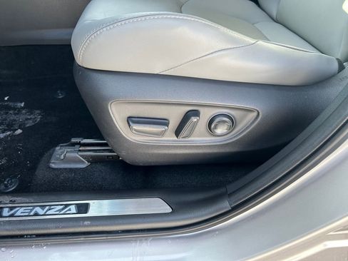 Used 2024 Toyota Venza XLE image 21