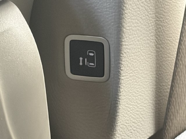 Used 2024 Chrysler Pacifica Touring-L FWD image 19