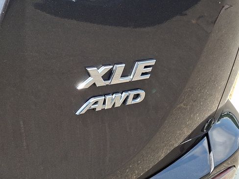Used 2018 Toyota RAV4 XLE AWD/4WD image 32