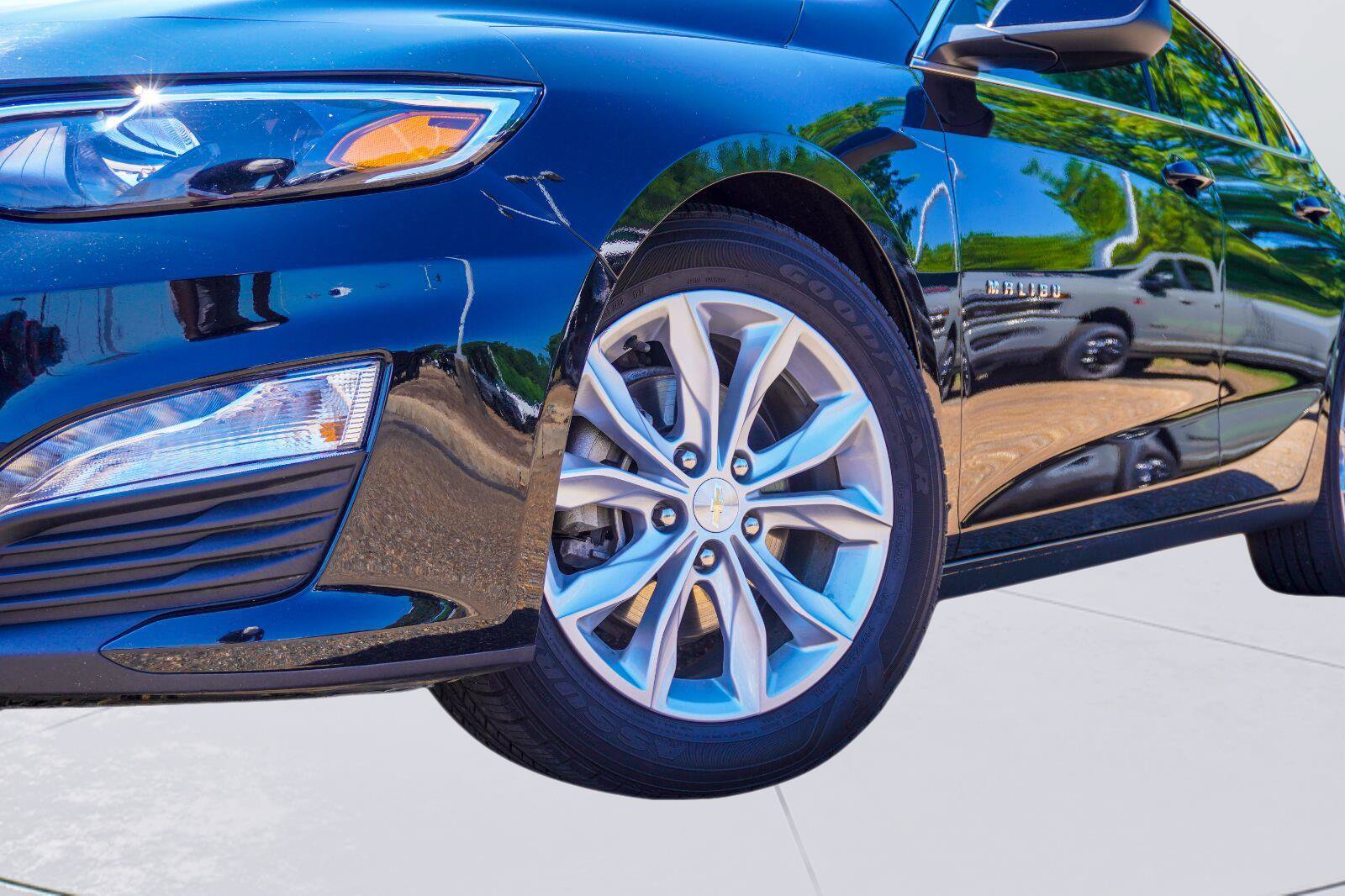 Used 2024 Chevrolet Malibu LT FWD image 2
