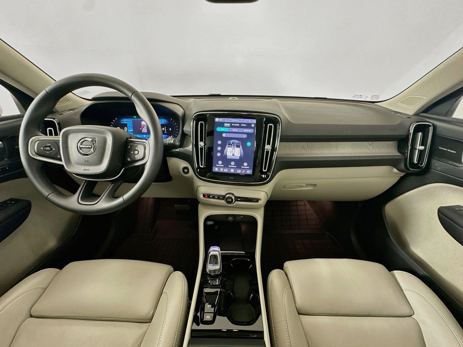Used 2024 Volvo XC40 B5 Plus w/ Climate Package AWD/4WD image 14