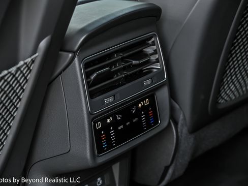 Used 2024 Audi Q8 Premium Plus image 31
