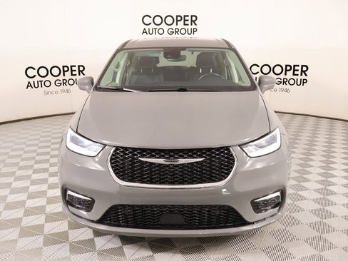 Used 2022 Chrysler Pacifica Touring-L w/ Uconnect Theater Family Group image 10