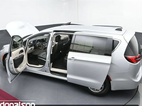 Used 2024 Chrysler Pacifica Touring-L FWD image 27