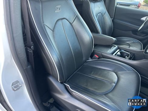 Used 2025 Chrysler Pacifica Limited image 57
