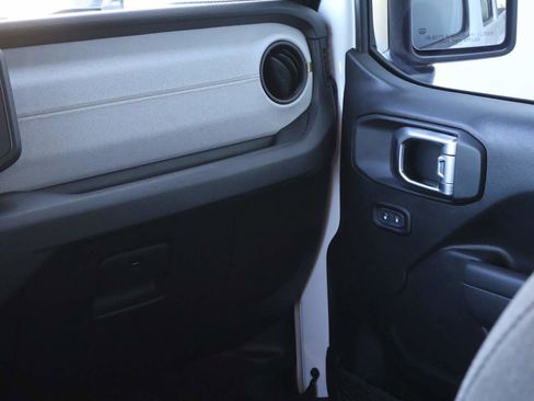 Used 2025 Jeep Gladiator Sport image 16