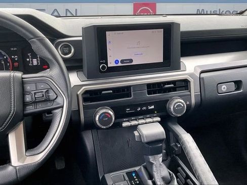 Used 2025 Toyota 4Runner SR5 AWD/4WD image 9