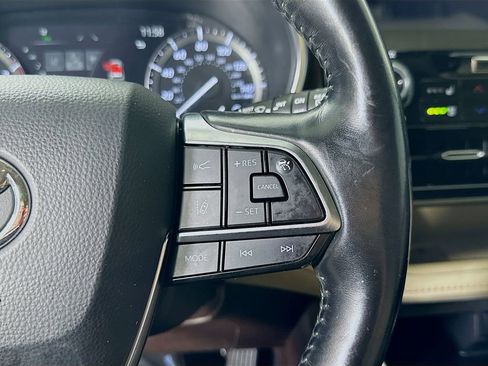 Used 2021 Toyota Highlander Limited FWD image 25