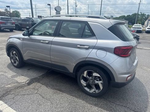 Used 2024 Hyundai Venue SEL FWD image 2