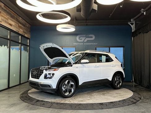 Used 2024 Hyundai Venue SEL image 25