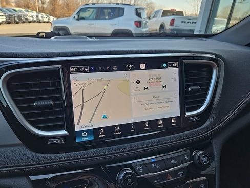 Used 2024 Chrysler Pacifica Pinnacle image 54