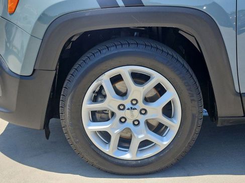 Used 2018 Jeep Renegade Latitude w/ UConnect 8.4 Nav Group FWD image 33