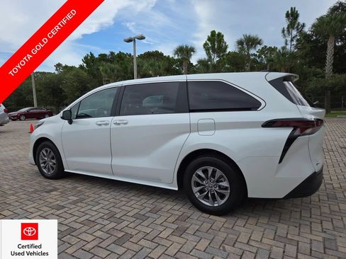 Certified 2025 Toyota Sienna XLE FWD image 9