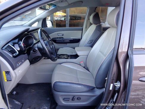 Used 2017 Kia Sedona EX image 9