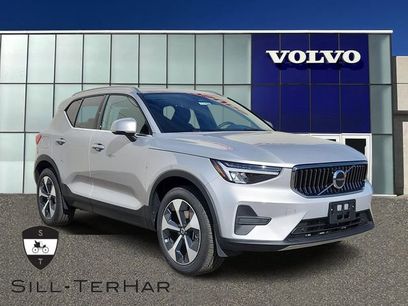 New 2025 Volvo XC40 B5 Core w/ Climate Package