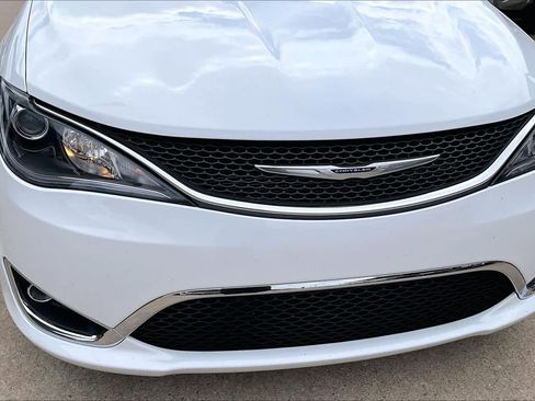 Used 2020 Chrysler Pacifica Touring FWD image 27
